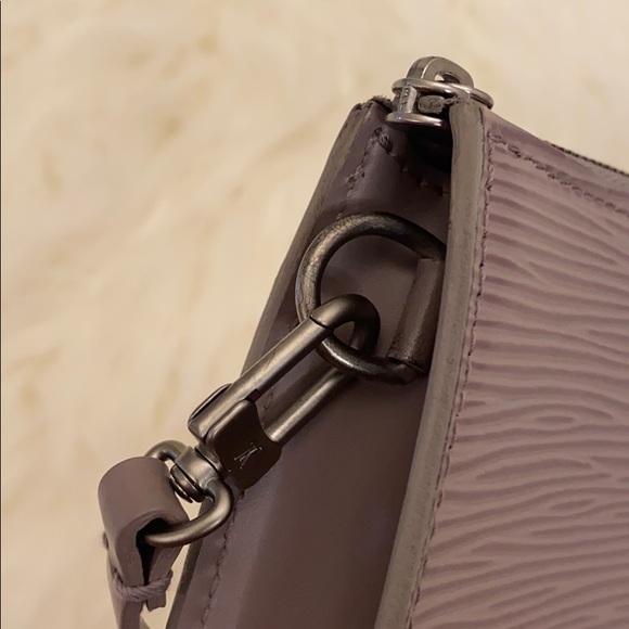 Authentic Louis Vuitton Epi Pochette - Picture 9 of 9